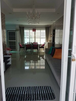 2-Bedroom Villa | Vardagsrum | Platt-tv