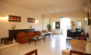 Coin salon dans le hall