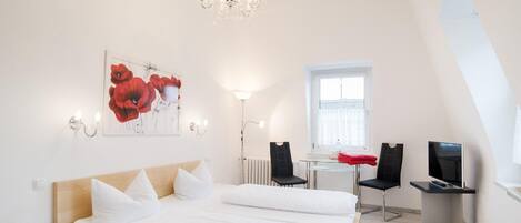 セーフティボックス (室内)、デスク、防音設備、アイロン / アイロン台