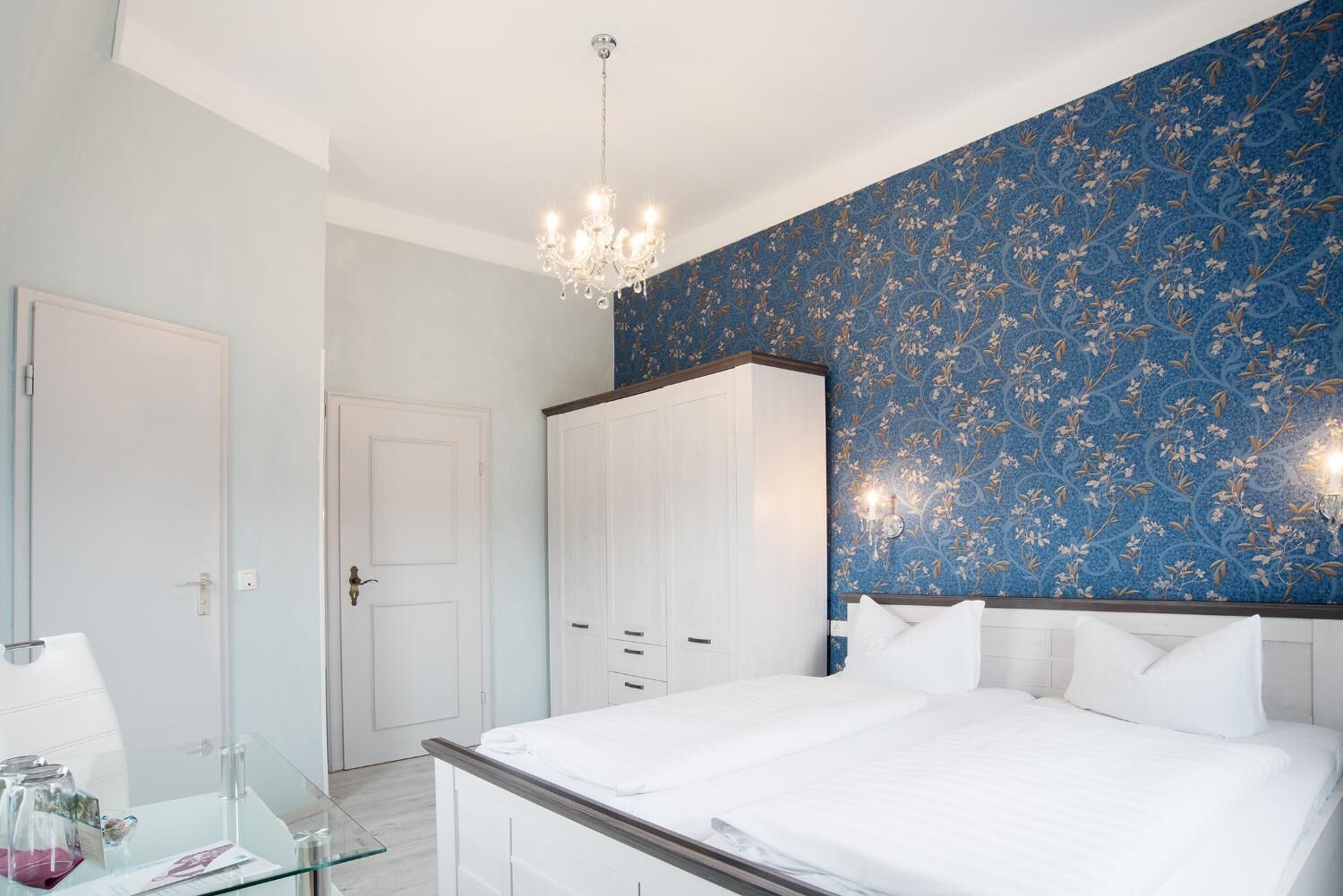 房內夾萬、隔音、熨斗/熨衫板、摺床/加床 (收費)