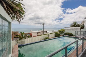 Piscine extérieure, parasols de plage, chaises longues