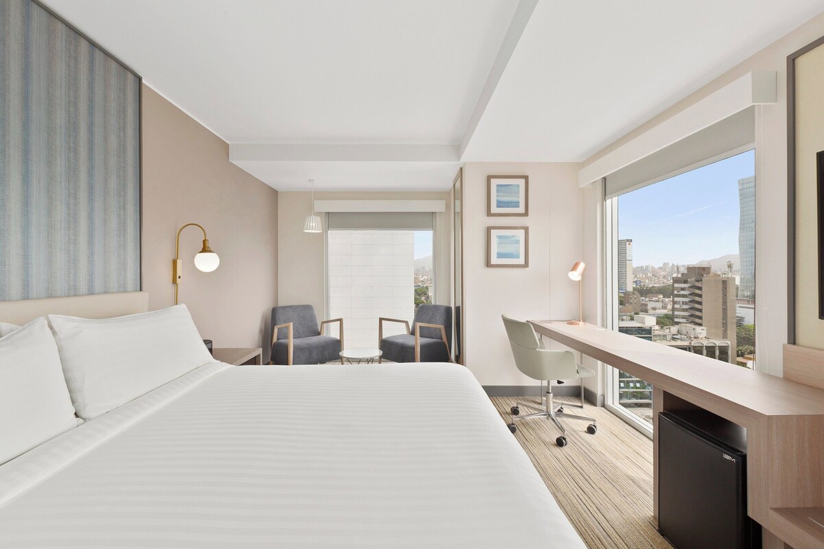 Standard Room, 1 King Bed, City View | Minibar, in-room safe, desk, laptop workspace