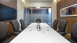 A conference room with a long table, chairs, a projector screen, and a glass partition. - Holiday Inn Express Lima San Isidro by IHG (Lima)