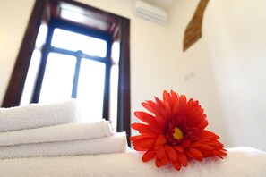 Deluxe Double Room | Egyptian cotton sheets, premium bedding, desk, laptop workspace - Vic' Street B&B (Naples)