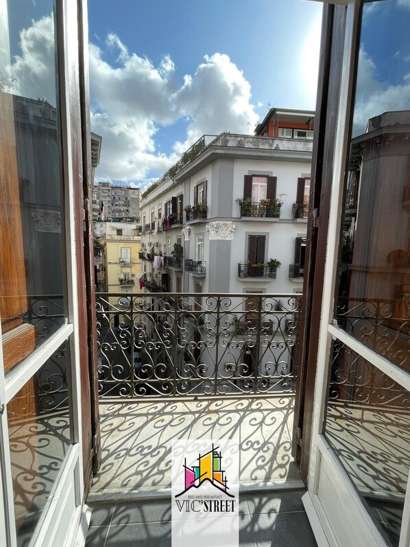 Flat-screen TV - Vic' Street B&B (Naples)