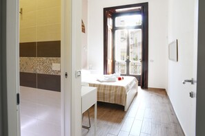 Deluxe Double Room | Egyptian cotton sheets, premium bedding, desk, laptop workspace - Vic' Street B&B (Naples)