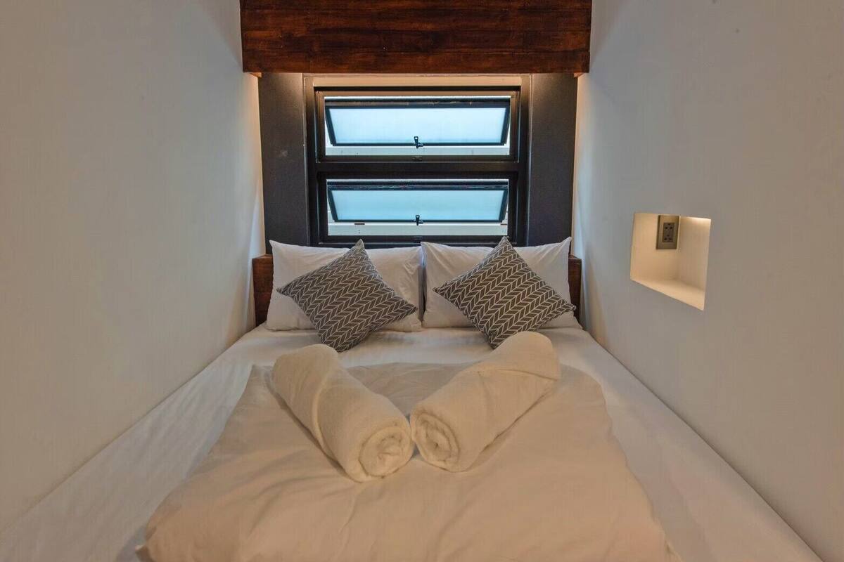 Deluxe 3 Bed Female Dorm | 암막 커튼, 무료 WiFi, 침대 시트