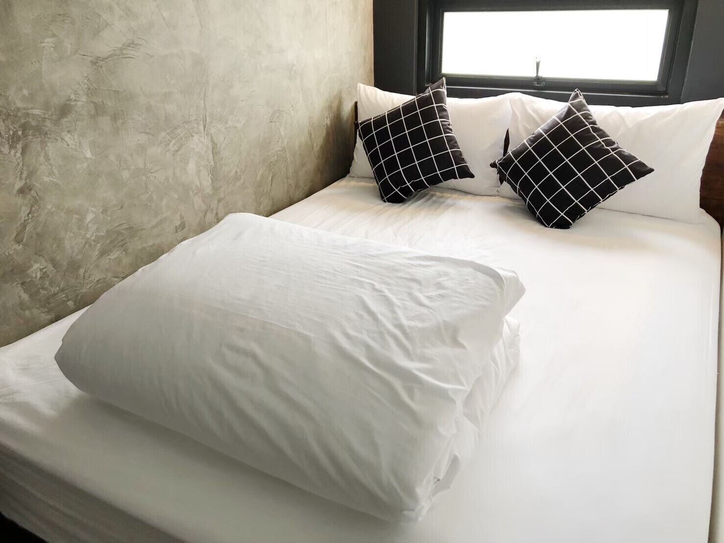 Deluxe 3 Bed Female Dorm | Cortinas opacas, wifi gratis, ropa de cama