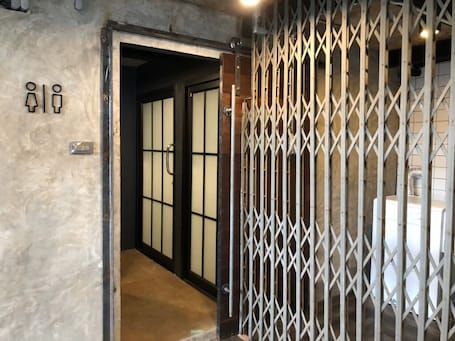 Shower, rainfall showerhead, free toiletries, hair dryer