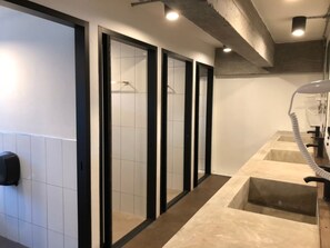 Deluxe 3 Bed Female Dorm | Badeværelse | Bruser, brusehoved med spredningseffekt, gratis toiletartikler