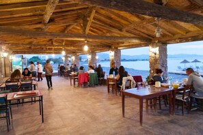 Breakfast, lunch and dinner served - Sivrice Faros Butik Hotel (Ayvacik)