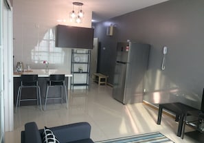 Apartamento, 1 quarto | Cozinha americana privada | Micro-ondas