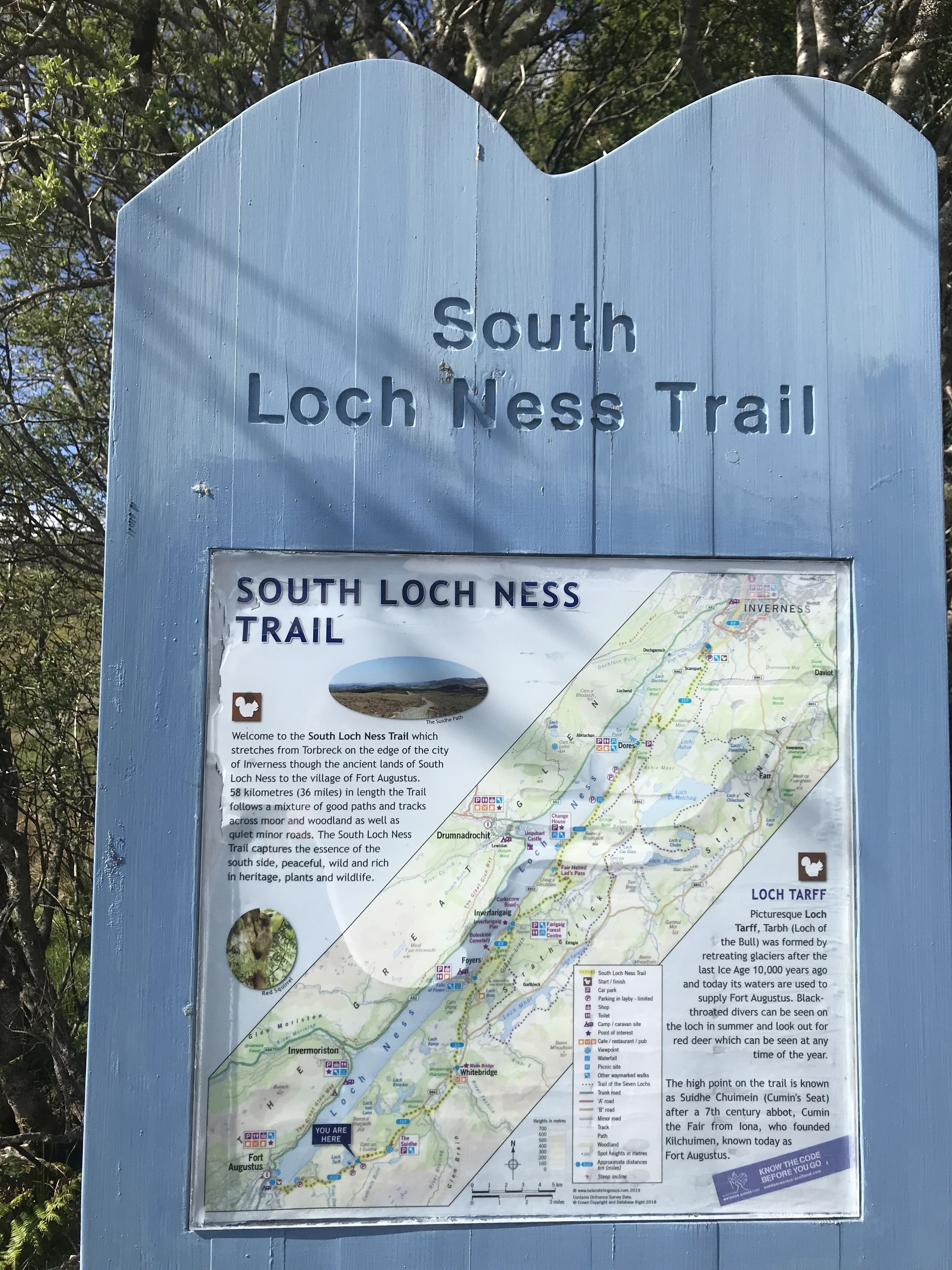 Cartello per il South Loch Ness Trail con mappa e informazioni sul percorso.