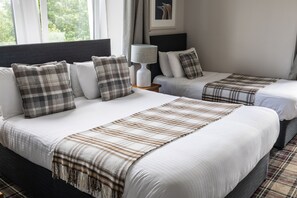 Chambre quadruple Standard, Plusieurs lits, non-fumeur, salle de bain attenante | Décor unique, accÚs au Wi-Fi (inclus), literie fournie