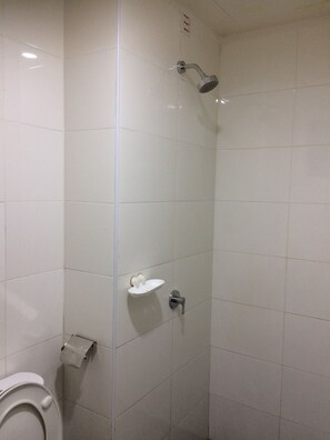 ฝักบัว, ของใช้ในห้องน้ำฟรี