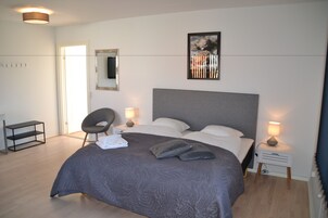 Double Room | Desk, soundproofing, free WiFi, bed sheets