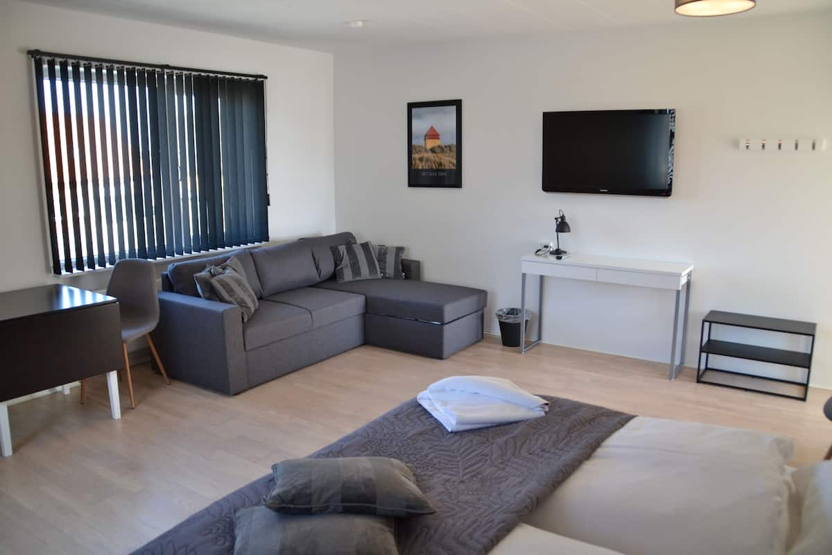 desk, soundproofing, free wifi, bed sheets