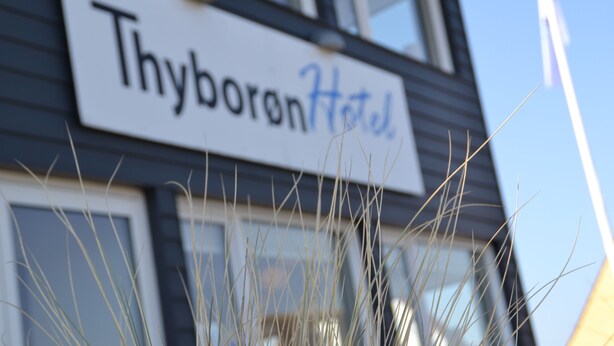 Skilt for Thyborean Hotel med godt overblik over bygningens facade.
