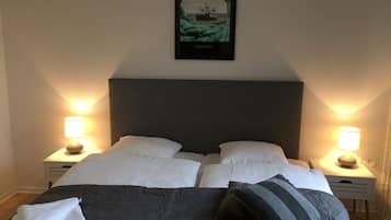 Escritorio, sistema de insonorización, wifi gratis y ropa de cama