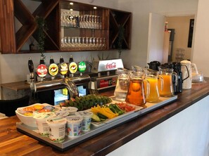 Frokost og middag serveres