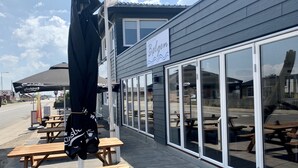 En restaurant, Bolggen, med udendørs siddepladser og et overdækket område.