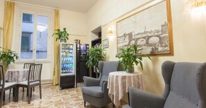 Lobby sitting area - Hotel St. James (Florence)