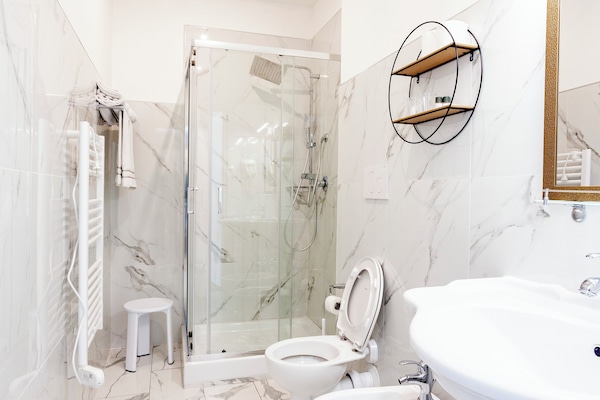 Quarto casal ou duplo luxo | Banheiro | Chuveiro, produtos de toalete grátis, secador de cabelo, bidê