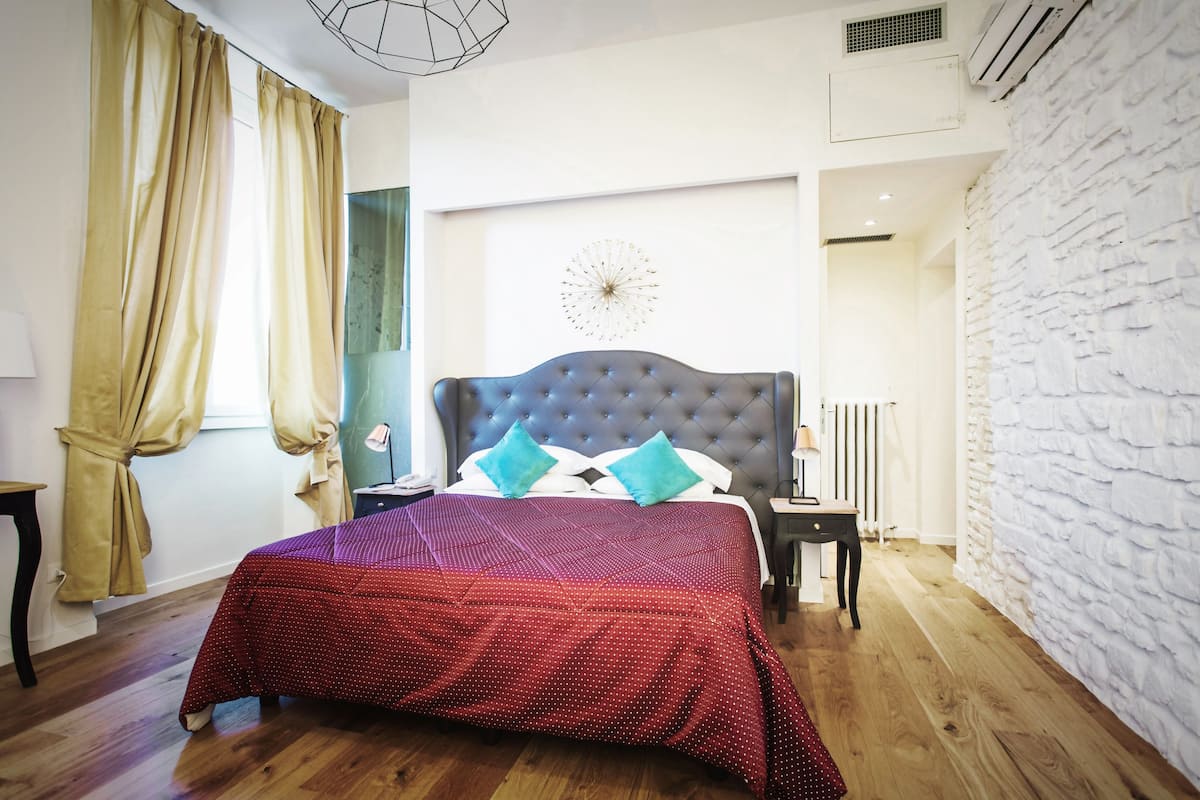 Camera Deluxe con letto matrimoniale o 2 letti singoli | 1 camera, una cassaforte in camera, una scrivania, tende oscuranti