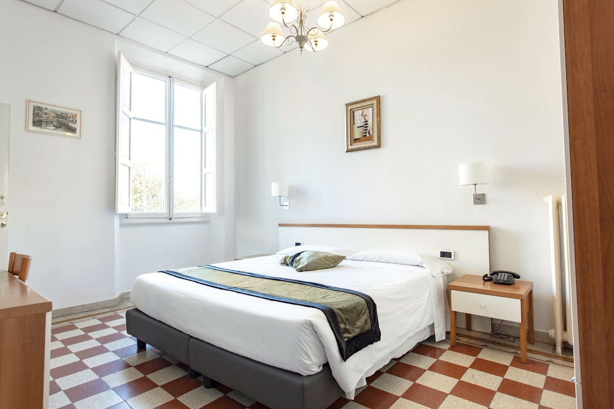 Camera Superior con letto matrimoniale o 2 letti singoli | 1 camera, una cassaforte in camera, una scrivania, tende oscuranti