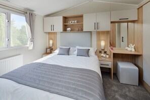 Casa rodante superior, baño privado, vista al jardín | 1 habitación 