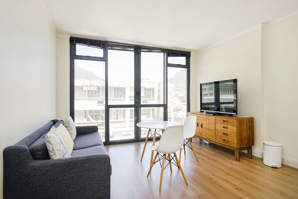 Comfort-Apartment, 1 Schlafzimmer | Wohnzimmer | Flachbildfernseher