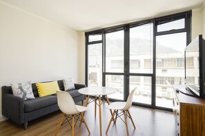 Comfort-Apartment, 1 Schlafzimmer | Wohnzimmer | Flachbildfernseher