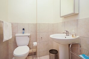 Comfort-Apartment, 1 Schlafzimmer | Badezimmer | Dusche, kostenlose Toilettenartikel, Handtücher