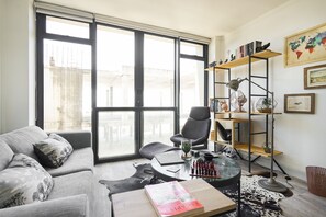 Design Studio Suite, 1 Bedroom | Living room | Flat-screen TV