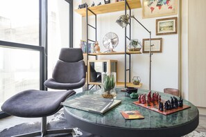 Design Studio Suite, 1 Bedroom | Living room | Flat-screen TV