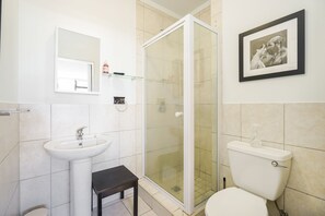 Studiosvit Design - 1 sovrum | Badrum | Dusch, gratis toalettartiklar och handdukar