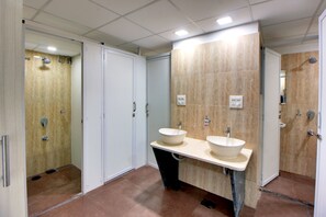 Deluxe Pod Male Only | Phòng tắm | Buồng tắm vòi sen, khăn tắm