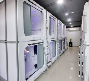 Deluxe Pod Male Only | Két bảo mật tại phòng, truy cập Internet không dây miễn phí