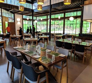 Café da manhã com buffet todos os dias mediante uma taxa