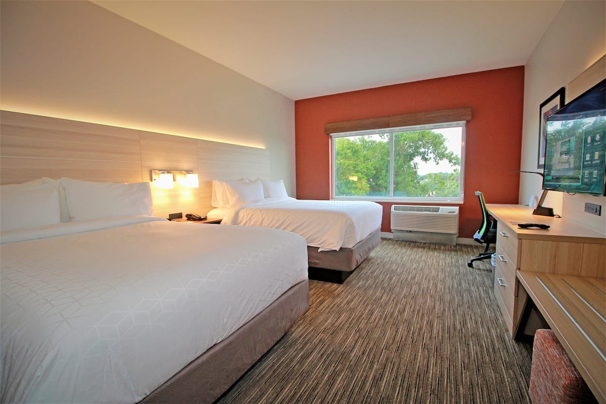1 bedroom, Egyptian cotton sheets, premium bedding, pillowtop beds