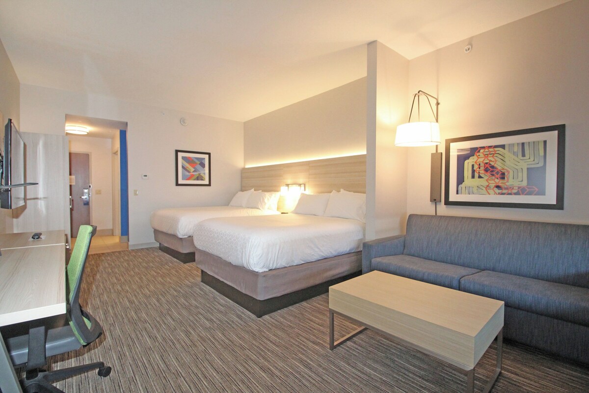 ملاءات من القطن المصري وأغطية فراش متميزة وأسرّة بطبقة علوية مريحة ومكتب