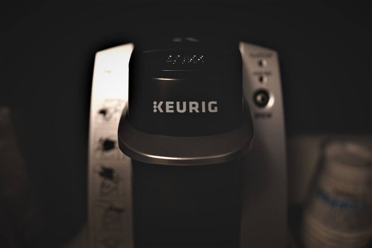 Gros plan d’une machine à café KEURIG dotée d’un écran numérique et de boutons de commande.