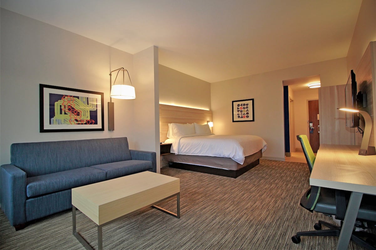 1 bedroom, Egyptian cotton sheets, premium bedding, pillowtop beds
