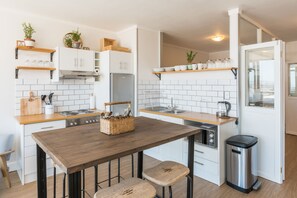 Apartamento premium, 2 quartos | Opções para refeição no quarto
