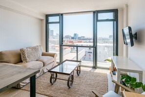 Premium-Apartment, 2 Schlafzimmer | Wohnzimmer | Flachbildfernseher