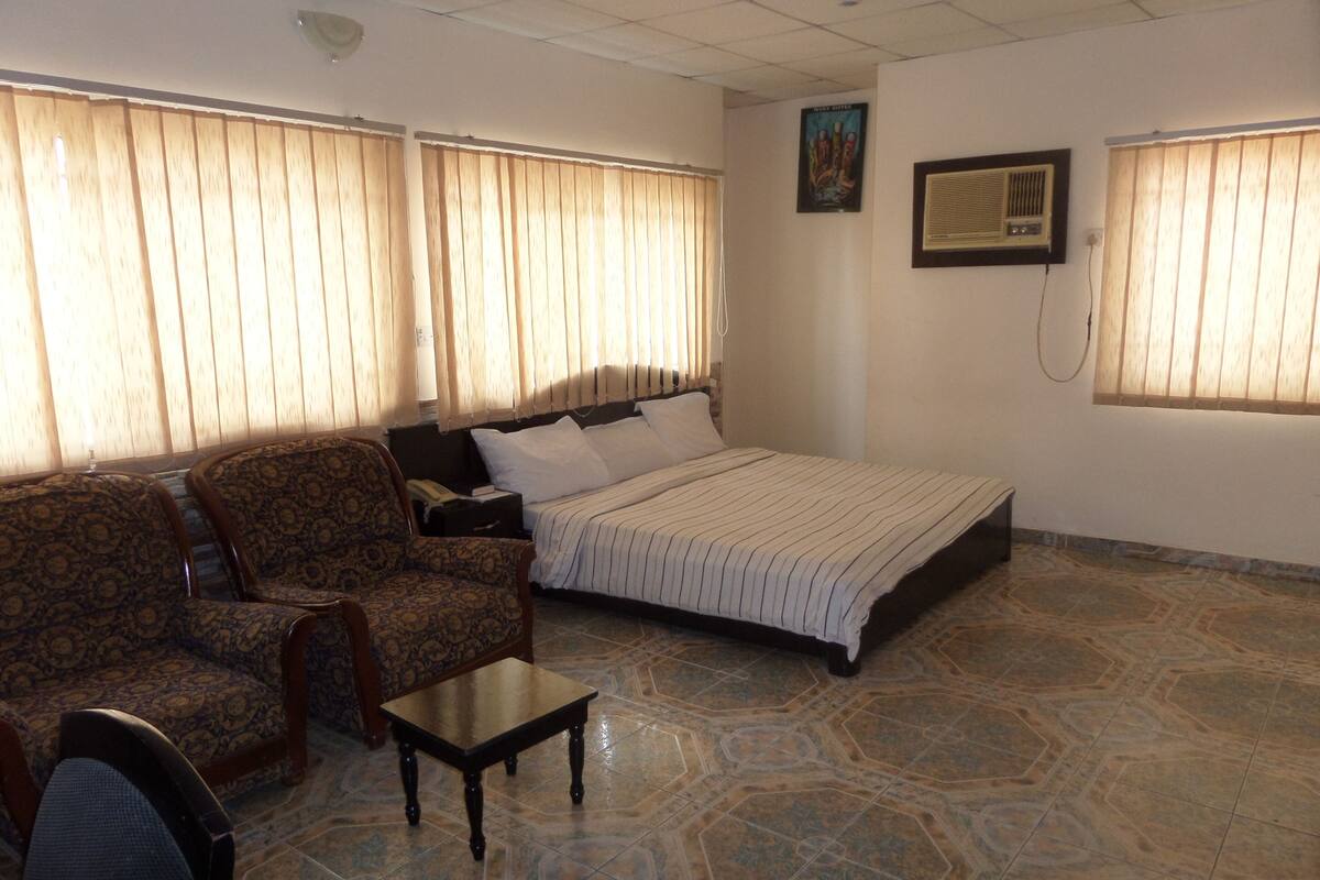 Habitación ejecutiva doble | Escritorio y ropa de cama