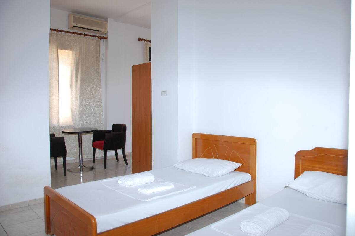Habitación cuádruple, balcón | Cunas gratuitas, camas extra, wifi gratis y ropa de cama