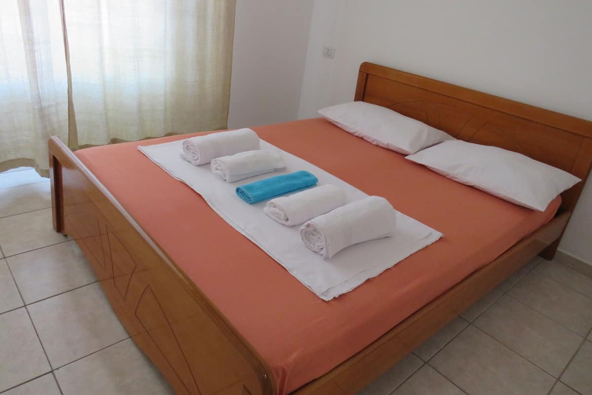 Habitación doble, balcón | Cunas gratuitas, camas extra, wifi gratis y ropa de cama