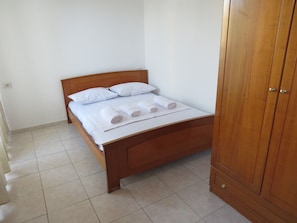 Habitación cuádruple, balcón | Cunas gratuitas, camas supletorias, wifi gratis y ropa de cama