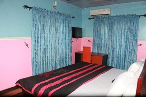 Luxury Suite | In-room safe, desk, bed sheets